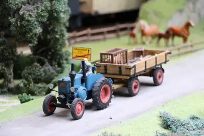 Automobilmuseum EFA mobile Zeiten Amerang Modelleisenbahn in Spur II Traktor mit Anhänger