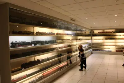 Automobilmuseum EFA mobile Zeiten Amerang Modelleisenbahn in Spur II Vitrinen