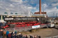 Schnellzug-Dampflokomotive 01 180 auf der Drehscheibe der Lokwelt Freilassing - Drehung