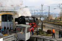 Schnellzug-Dampflokomotive 01 180 auf der Drehscheibe der Lokwelt Freilassing - Anfahrt