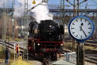 Schnellzug-Dampflokomotive 01 180 auf der Drehscheibe der Lokwelt Freilassing - Bahnhofsuhr