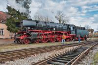 Schnellzug-Dampflokomotive 01 180 auf der Drehscheibe der Lokwelt Freilassing - Entschlacken