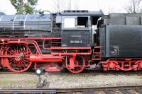 Schnellzug-Dampflokomotive 01 180 auf der Drehscheibe der Lokwelt Freilassing - Seitenansicht