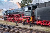 Schnellzug-Dampflokomotive 01 180 auf der Drehscheibe der Lokwelt Freilassing - Wartung