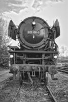 Schnellzug-Dampflokomotive 01 180 auf der Drehscheibe der Lokwelt Freilassing - schwarz-weiss