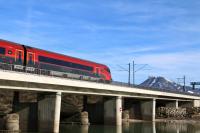 ÖBB Railjet auf der Saalach-Brücke, Salzburg, Gaisberg