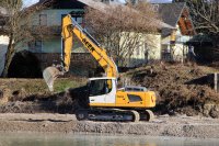 Bagger am Saalach-Ufer