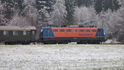 Schnellzug-Dampflokomotive 01 066 mit einem Sonderzug, hinten BB 139 287-7