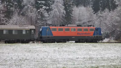 Schnellzug-Dampflokomotive 01 066 mit einem Sonderzug, hinten BB 139 287-7