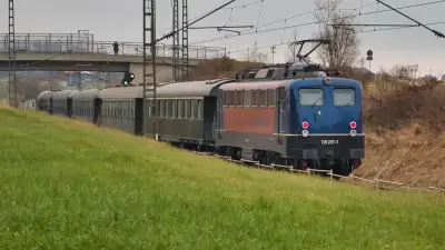 Elektrolokomotive BayernBahn BB 139 287-7 am Ende eines Dampf-Sonderzuges