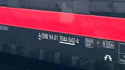 Lok-Identifikation mit der UIC-Nummer 94 81 7044 042-4 A-ÖBB Bombardier Talent