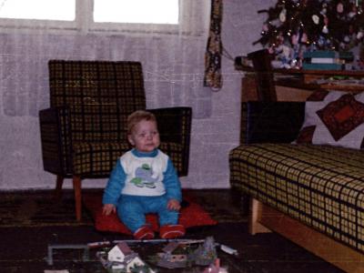 Ati mit Modelleisenbahn, Weihnachten 1971 Teppicheisenbahn