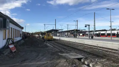 Bahnhof Freilassing Gleis 1 Bauarbeiten Zweiwegebagger