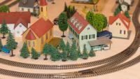 Modelleisenbahn Modellbahn Anlage in H0 Gebäude von PIKO Hobby