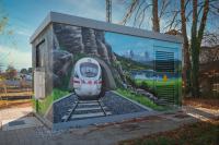 Mit einem ICE bemaltes Technik-Gebäude Zweckbau der Deutschen Bahn in Freilassing