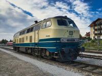 BR 218 der Westfrankenbahn vor der Lokwelt Freilassing