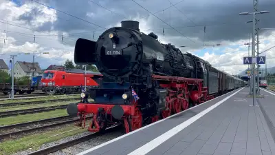 Schnellzug-Dampflokomotive DB 01 1104 mit einem Sonderzug in Freilassing