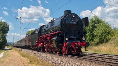 Schnellzug-Dampflokomotive DB 01 1104 mit einem Sonderzug in Freilassing