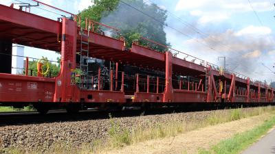 Schnellzug-Dampflokomotive DB 01 1104 verdeckt von einem Autotransporter