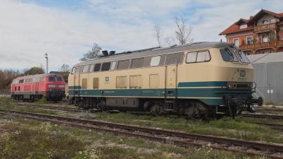 Dieselloks DB 215 082-9 und DB 218 417-4, am ehemaligen Betriebswerk Freilassing