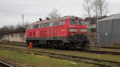 Deutsche Bahn bwegt Diesellokomotive 218 494-3 Freilassing