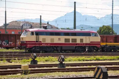 Diesellokomotive 218 105 in Freilassing mit einem Bauzug