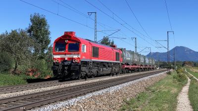 Diesellokomotive Class 66 DB 266 452-2 mit einem Müllzug bei Niederstrass