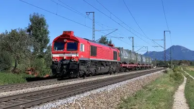 Diesellokomotive Class 66 DB 266 452-2 mit einem Müllzug bei Niederstrass