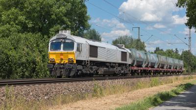 Diesellokomotive DB 077 004-5 Class 77 mit Behältern der ZAS in Freilassing