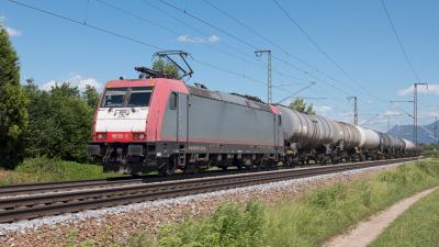 Elektrolokomotive BRLL 185 591-5 mit einem Kesselwagenzug bei Niederstrass