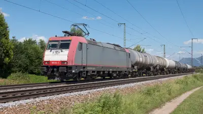 Elektrolokomotive BRLL 185 591-5 mit einem Kesselwagenzug bei Niederstrass