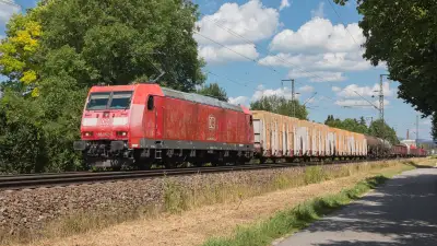 Elektrolokomotive TRAXX DB 185 052-8 mit einem Güterzug in Freilassing