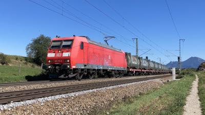 Elektrolokomotive Bombardier TRAXX DB 185 176-5 mit einem Müllzug bei Niederstrass