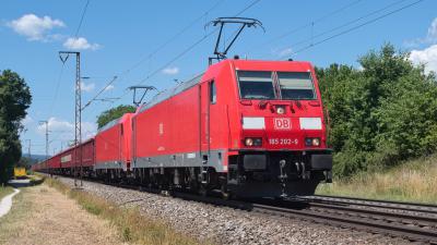 Elektrolokomotiven DB 185 202-9 und DB 185 338-1 in Doppeltraktion in Freilassing