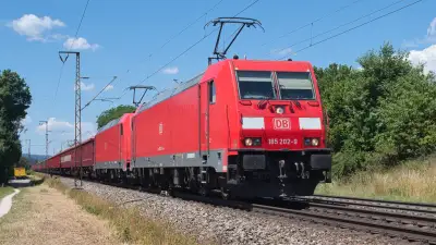 Elektrolokomotiven DB 185 202-9 und DB 185 338-1 in Doppeltraktion in Freilassing
