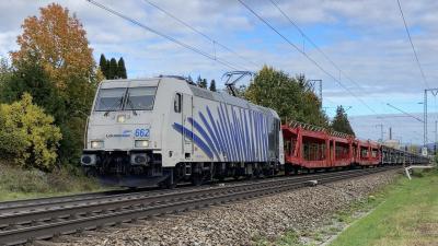Elektrolokomotive Lokomotion 185 662-4 mit einem Autotransporter in Freilassing
