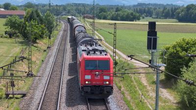 Elektrolokomotive Deutsche Bahn DB 185 244-1 fährt auf der linken Seite