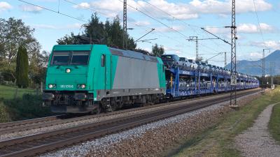 Elektrolokomotive Lokomotion 185 576-6 mit einem Autotransporter bei Niederstrass
