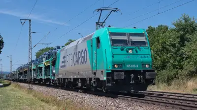 Elektrolokomotive TRAXX RTB CARGO 185 610-3 mit einem Autotransporter in Freilassing