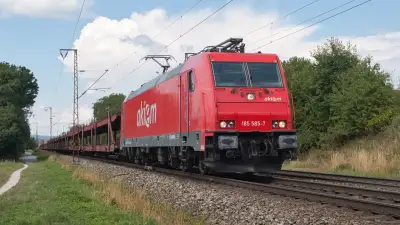 Elektrolokomotive Bombardier TRAXX akiem 185 585-7 mit einem Autotransporter in Freilassing