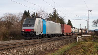 Elektrolokomotive RAILPOOL 186 281 mit einem Güterzug in Freilassing