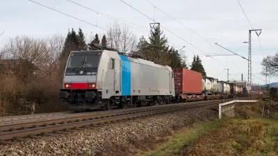 Elektrolokomotive RAILPOOL 186 281 mit einem Güterzug in Freilassing