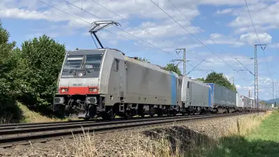 Elektrolokomotive RAILPOOL 186 287 mit einem Güterzug in Freilassing
