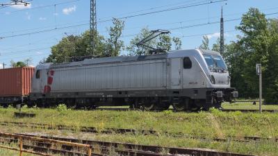 Elektrolokomotive akiem 187 505-3 mit einem Containerzug in Freilassing