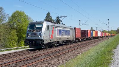 Elektrolokomotive akiem METRANS 187 500-4 mit einem Containerzug bei Vilshofen