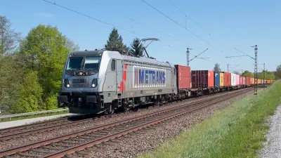 Elektrolokomotive akiem METRANS 187 500-4 mit einem Containerzug bei Vilshofen
