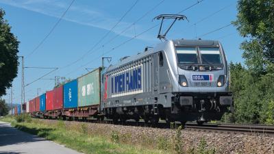Elektrolokomotive TRAXX 3 METRANS 187 507-9 mit einem Containerzug in Freilassing