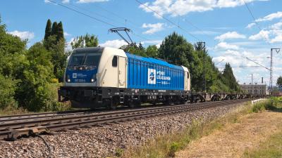 Elektrolokomotive Wiener Lokalbahnen Cargo 187 326-4 TRAXX 3 mit einem Güterzug