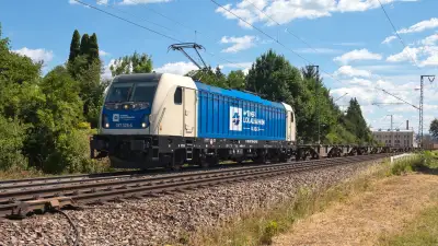 Elektrolokomotive Wiener Lokalbahnen Cargo 187 326-4 TRAXX 3 mit einem Güterzug