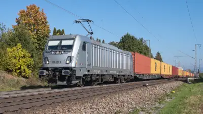 Elektrolokomotive Bombardier TRAXX 3 akiem 187 521-0 mit einem Containerzug